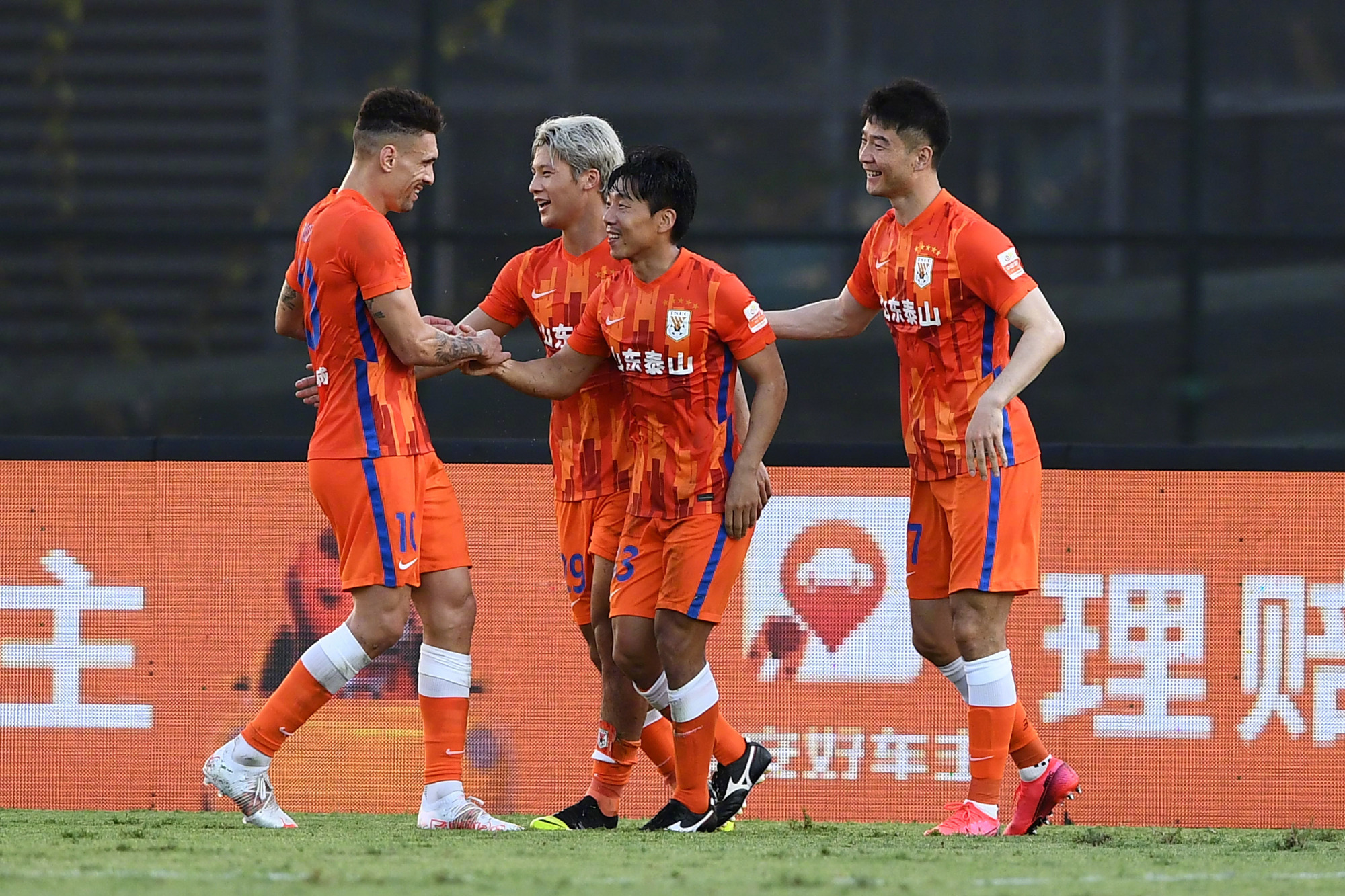 包含山东泰山赛后迎来里程碑,志在欧冠名次提升,目标明确,球队文化再被提及的词条 包含山东泰山赛后迎来里程碑,志在欧冠名次提升,目标明确,球队文化再被提及的词条