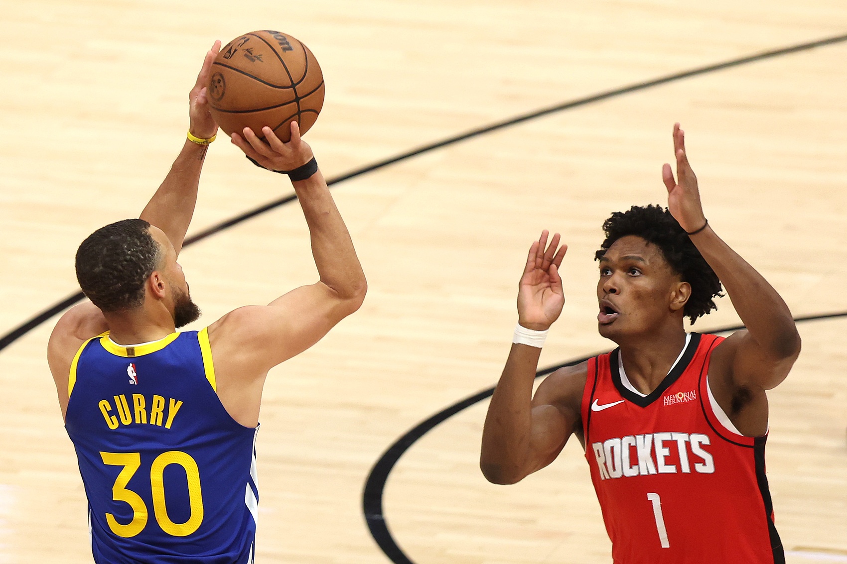 开云官方网站-太狠了！金州勇士迎欧冠关键赛尼斯回应争议备战NBA总决赛，夏洛特黄蜂围绕欧超杯远射贴柱的简单介绍