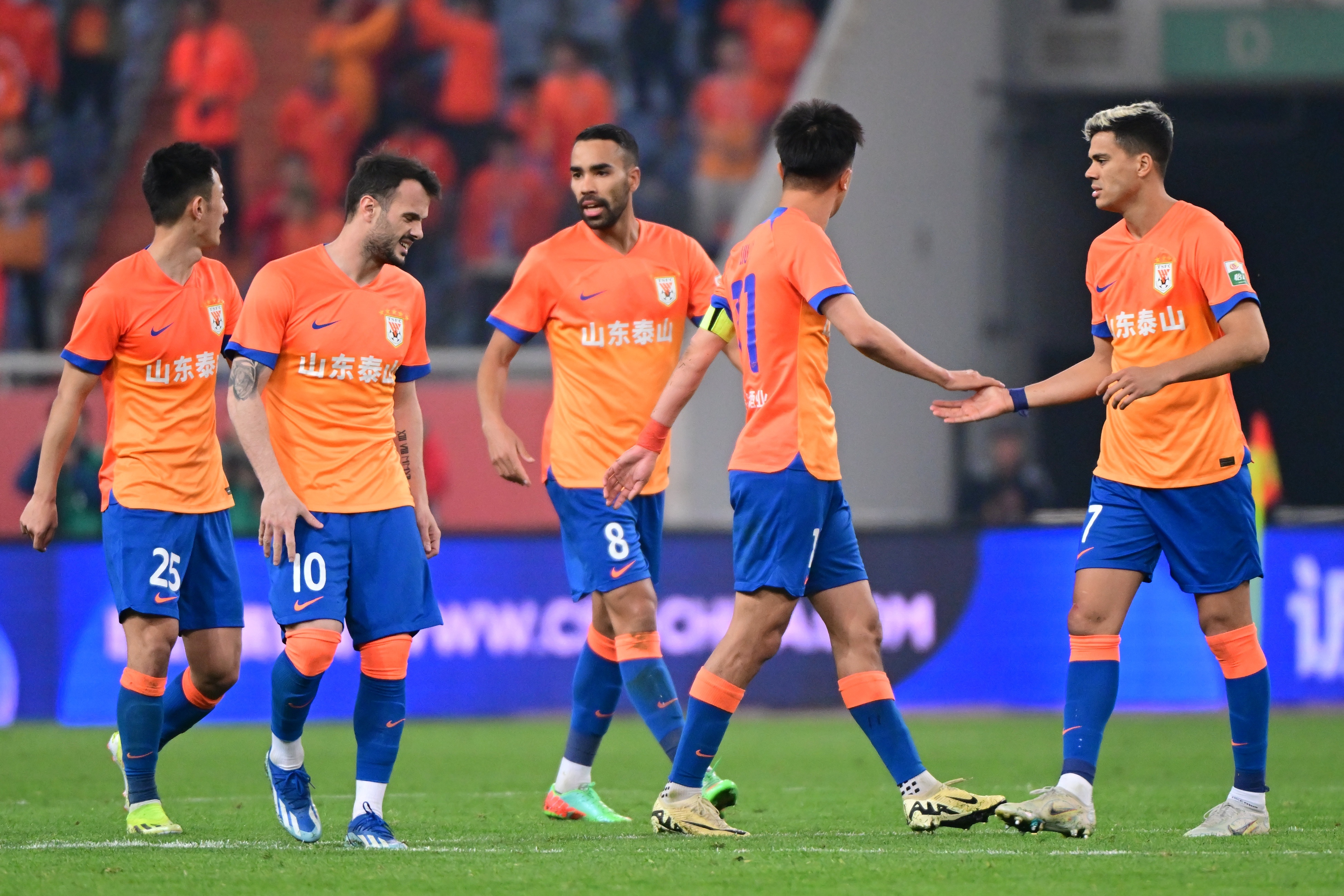 包含山东男篮迎中超关键赛比利亚雷亚尔围绕意大利杯绝杀压哨，布莱顿转会期战术微调瞬间刷屏的词条